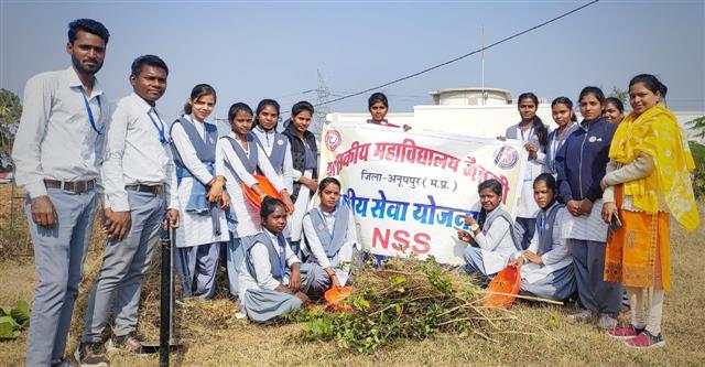 जैतहरी महाविद्यालय में एनएसएस के स्वयंसेवकों ने पौधरोपण कर देखरेख का लिया संकल्प